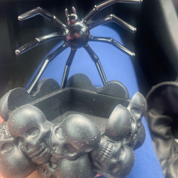 Bath & Body Works Spider on Skulls NOISE
MAKING Foaming Soap Holder, NWT - Picture 5 of 7